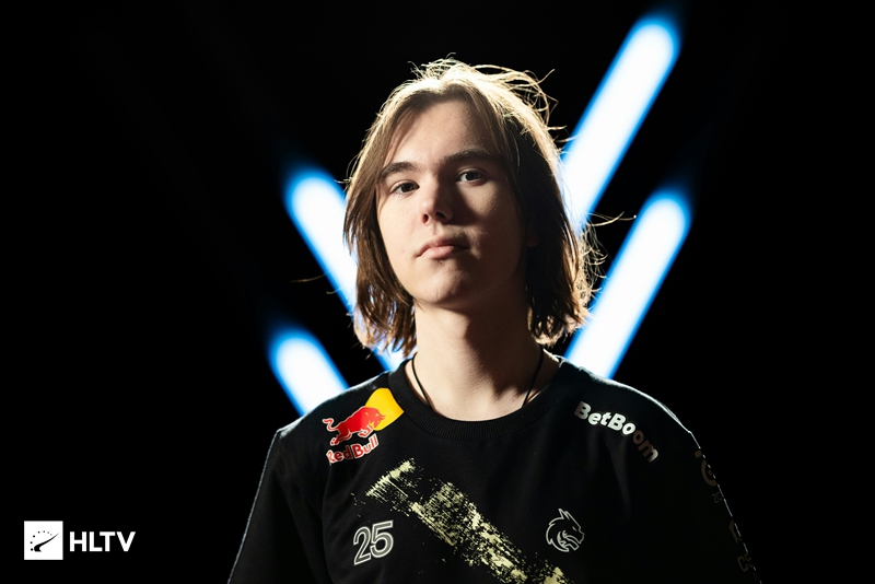 丛林区域完全爆炸了！ Canyon 的Nidalee连续赢得两个MVP，并且GEN先取得了赛点。