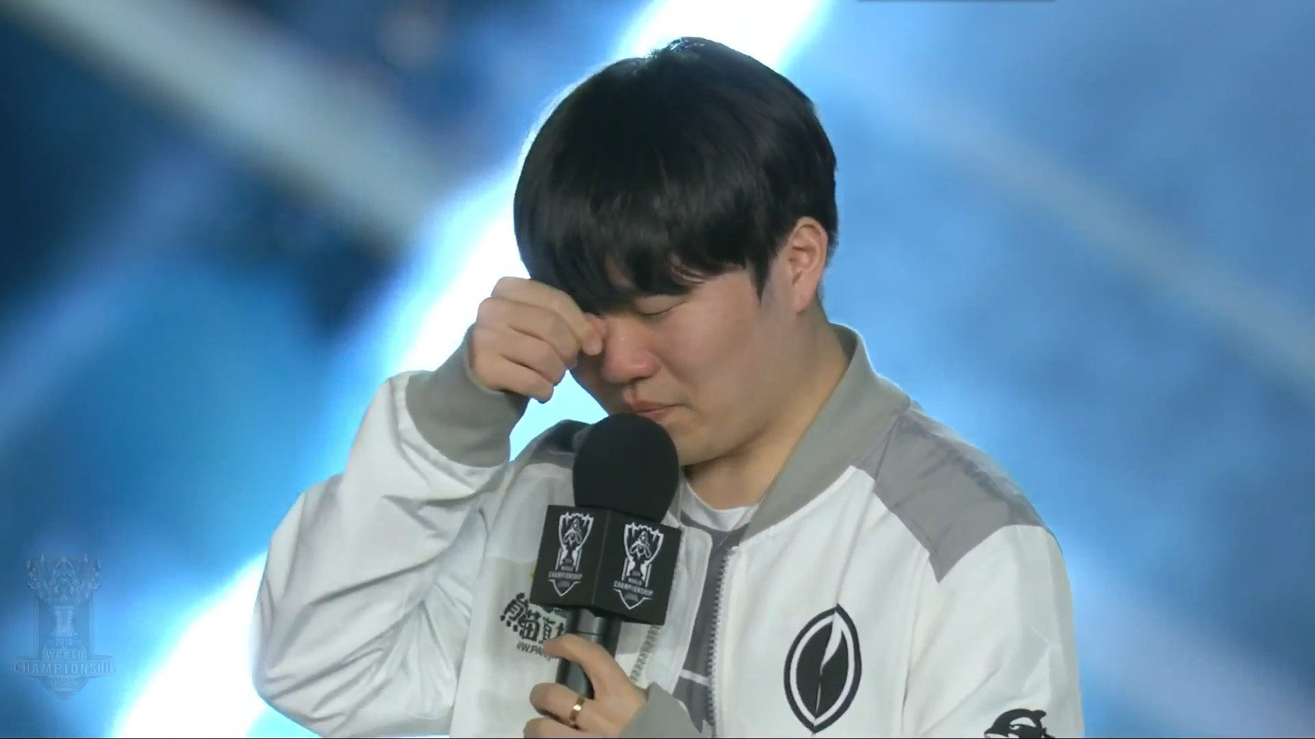 得分领先！ Hope 在团战中的终极技能造成了爆炸性的AOE伤害， Anyone's Legend 首先取得了赛点